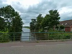 Matsloot naar het westen met rechts het voormalige café