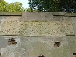 De familiewapens op het restant van de westmuur