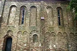 Romanogotiek in de buitenmuur
