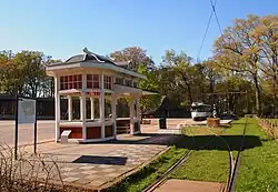 Replica Tramhaltehuisje van de Arnhemse tram.