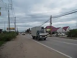 De hoofdstraat door het dorp wordt gevormd door de interregionale vervoersverbindingen А360 en Р504