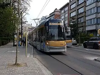 Tram 25 aan de gemeenschappelijke tram- en bushalte.