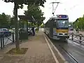 Tram 39 rijdt het perron van buslijn 36 richting Konkel voorbij (2017)