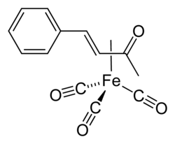 Structuurformule van (benzylideenaceton)ijzertricarbonyl