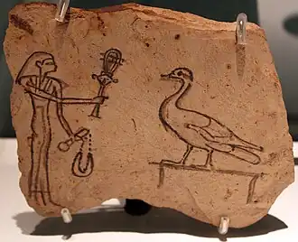 Vrouw met een Menat (linkerhand) en een Sistrum (rechterhand)