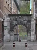 Portaal aan de rue des Brasseurs, aan de kant van de rue du Président, genaamd "Porte de Sambre"