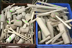 Houten keukengerei, waaronder diverse deegrollers, een garde en een vleeshamer