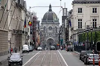 Uitzicht op de Koninklijke Sint-Mariakerk langs de Koningsstraat