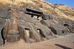 Vooraanzicht, met de bovenkant van de zuilen van de chaitya-ingang en de stoepa buiten