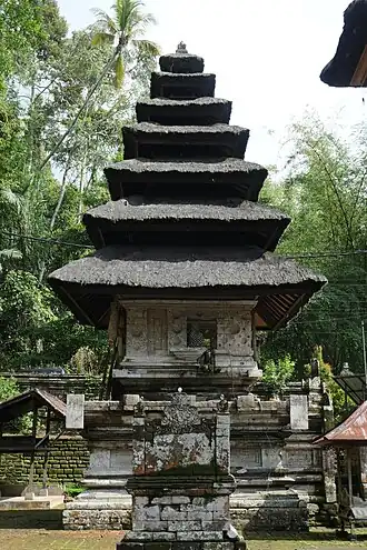 Hoofdtempel van de Pura Yeh Gangga op Bali met een gestapeld dak, een meru