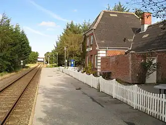 Het voormalige stationsgebouw met daarachter de halte