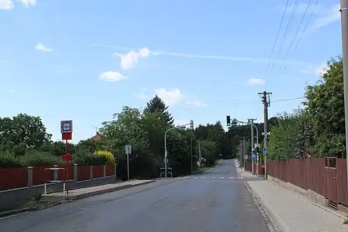 Bushalte in het dorp (2)