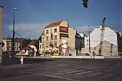 De bouw van de zuidelijke toegang in 2002, links op de foto de kerk.