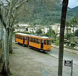 De beide trams uit Bilbao (4 en 7) tijdens een van de zeldzame ritten in Sóller. De gesloten bijwagen reed alleen bij slecht weer; maart 1994.