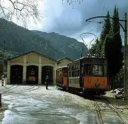 Trammotorwagen 2 rangeert voor de tramremise van Sóller. Binnen staan motorwagen 2 van de Tren de Sóller en trammotorwagen 1. De voertuigen zijn nog niet gemoderniseerd. Het emplacement voor de remise is sindsdien tweemaal gewijzigd; maart 1984.