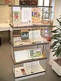 Vitrine in bibliotheek