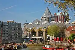 Kubuswoningen Rotterdam met Blaaktoren op achtergrond