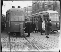 Legen van de brievenbussen aan trams op het Stationsplein; 9 februari 1951.