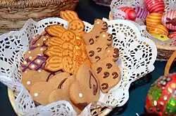 Koekjes voor Pasen in de vorm van vogels, paashazen en lammetjes, Polen