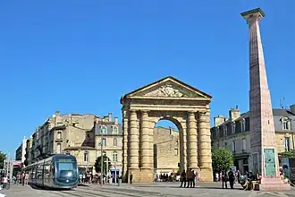 De Porte d'Aquitaine en de moderne zuil op Place de la Victoire