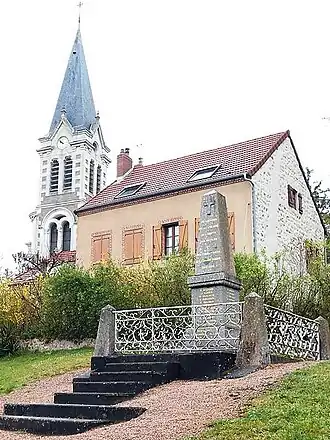 Oorlogsmonument en kerk Saints-Côme-et-Damien