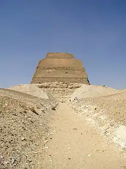 Het pad richting de piramide