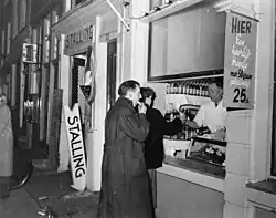 Eethuisjes in de Nieuwe Nieuwstraat bij nummer 22; er is nog een stoeprand (1955)