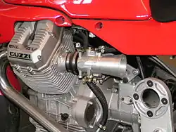 De racer is onder andere te herkennen aan het ontbreken van de startmotor en de kelken op de gasklephuizen