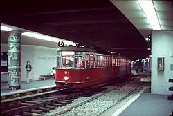 Juli 1978, rechts achter de tram is het perron van Volkstheater te zien.