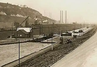 Sluis nr. 3 in Grand Lanaye (Groot-Ternaaien), in de bedding van het Albertkanaal. Elektrisch sleeptreintje, ca. 1933