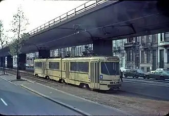 Het viaduct met een tram langszij (1979)