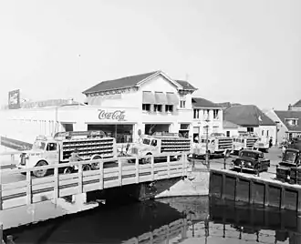 De brug in 1952, met daarachter de Coca-Colafabriek