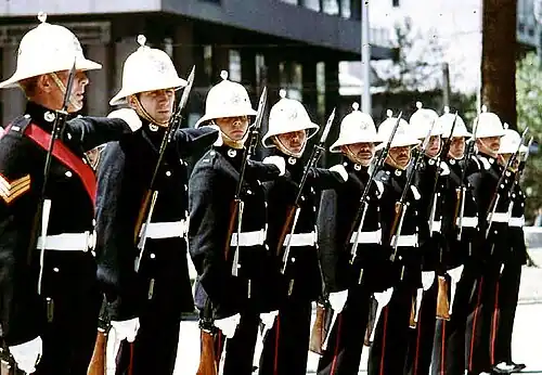 Britse Roys Marines in ceremonieel tenue met 'Wolseley model' tropenhelm