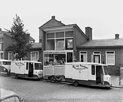 Een melkhandel onder de 'luifel' in het lage gedeelte van de Lodewijk van Deysselstraat; augustus 1960