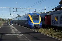 Treinstel X62 007 van Norrtåg langs het eilandperron.