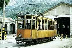 De nog niet gemoderniseerde motorwagen 3 aan de niet-deurzijde, voor de remise van Sóller; juni 1997.