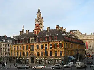 Het oude beursgebouw en het belfort van de Kamer van Koophandel