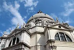 De noordwestkant van de basiliek en zijn stralende kapellen.