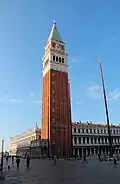 De campanile gezien vanaf het San Marcoplein
