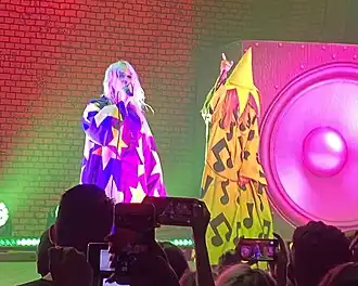 Laura Les (links) en Dylan Brady (rechts) tijdens een optreden in 2021.