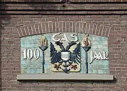 Reliëf 100 jaar gas (1954) in de Bloemstraat in Groningen.