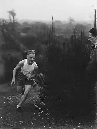 Janus van der Zande tijdens een 10 km veldloop in 1951.