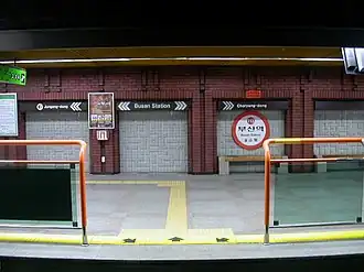 Het perron en bord met nummer 113