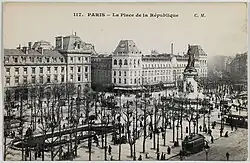 Trams, rijtuigen en wandelaars op het plein, ca. 1900