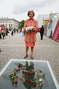 Beate Klarsfeld in de rol van Die Linke-politicus aanwezig bij het monument (2012).