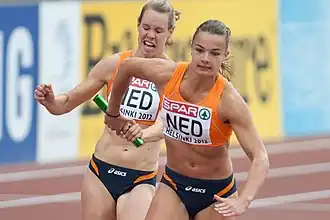Eva Lubbers neemt het stokje over van Marit Dopheide, series 4 x 100 m EK 2012.