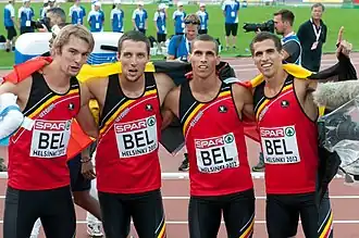 Jente Bouckaert (links) viert de titel op de 4 × 400 m, EK 2012 in Helsinki