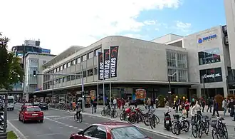 Het winkelcentrum vanaf de Schloßstraße