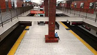 Het eilandperron gezien uit de verdeelhal