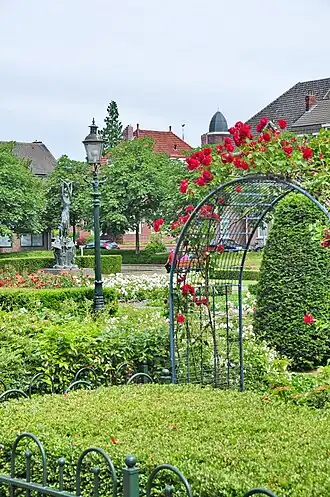 Een van de ingangen naar het rosarium
